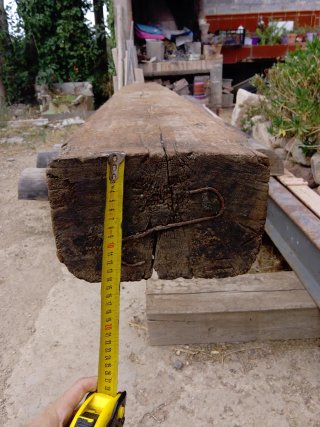 Viga de madera maciza grande y muy pesada