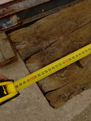 Viga de madera maciza grande y muy pesada