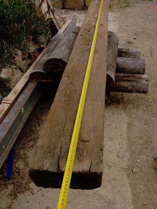 Viga de madera maciza grande y muy pesada