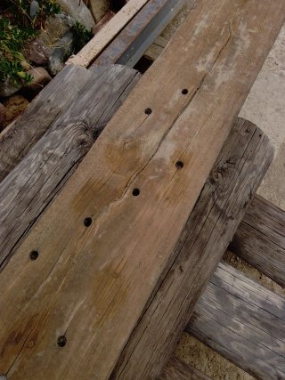 Viga de madera maciza grande y muy pesada