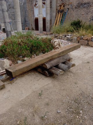 Viga de madera maciza grande y muy pesada