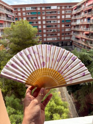 Abanico plegable morado y beige