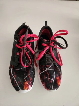 Zapatillas deportivas negras y rojas