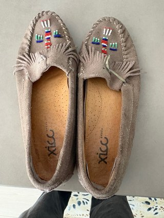 Mocasines con abalorios y flecos