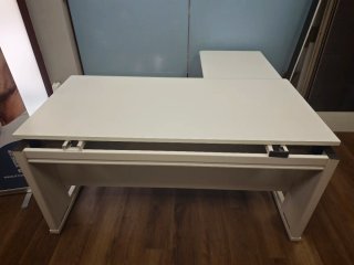 Mesa de oficina blanca en L