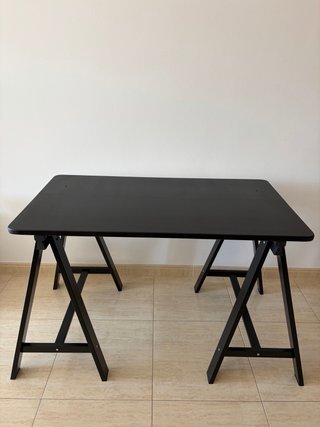Escritorio de estudio negro con caballetes