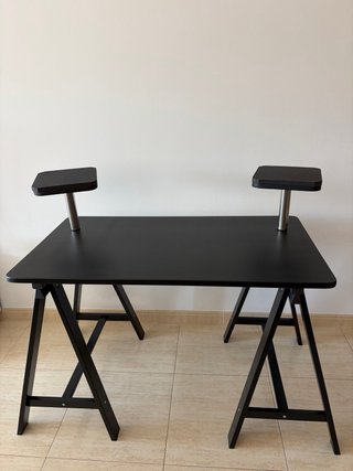 Escritorio de estudio negro con caballetes