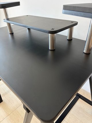 Escritorio de estudio negro con caballetes