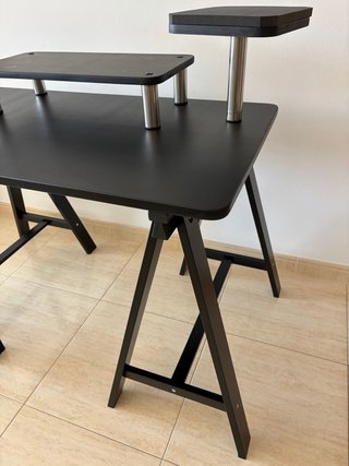 Escritorio de estudio negro con caballetes
