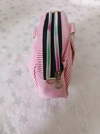 Neceser rosa y blanco con rayas