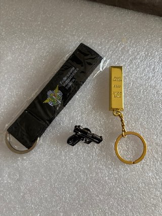 Portachiavi con ciondolo pistola e lingotto oro