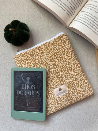Funda kindle hecha a mano acolchada flores suaves