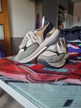 Zapatillas multicolor con pedrería