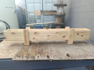 Jardinera de madera rústica