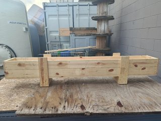 Jardinera de madera rústica