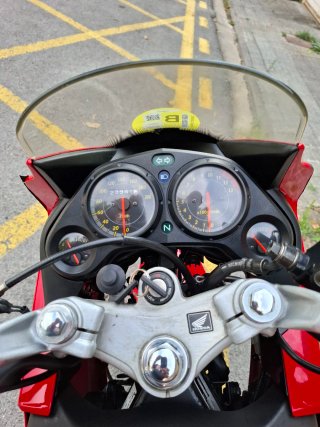 Honda CBR 125R Roja y Plateada
