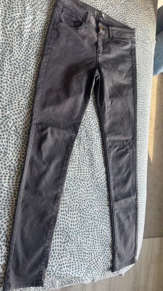 Pantalones grises ajustados