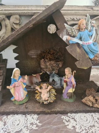 Capanna presepe con personaggi
