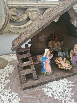 Capanna presepe con personaggi