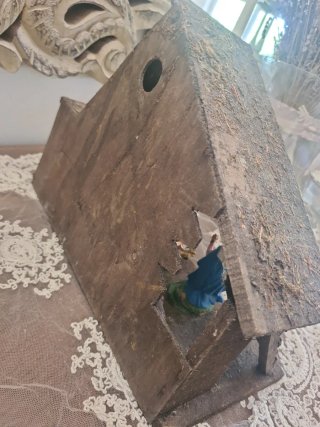 Capanna presepe con personaggi