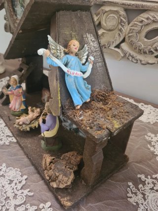 Capanna presepe con personaggi