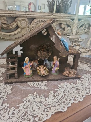 Capanna presepe con personaggi