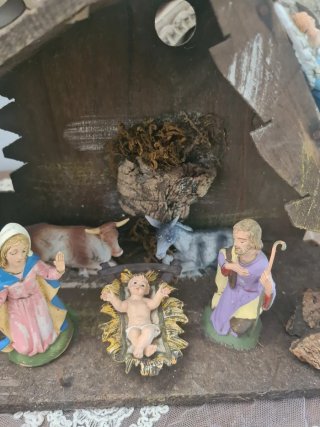 Capanna presepe con personaggi