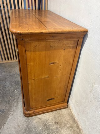 Aparador de madera de pino.