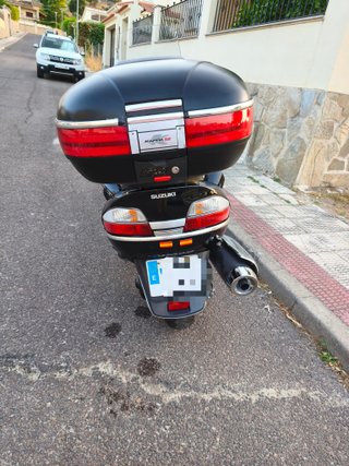 Suzuki Burgman 650 Maxi Scooter Negra