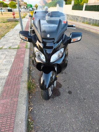 Suzuki Burgman 650 Maxi Scooter Negra