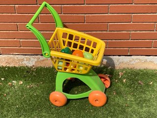 Carrito de juguete con frutas y hortalizas