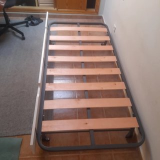 Somier 90x190 de lamas, con patas y lateral madera