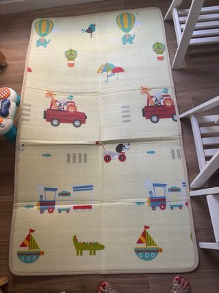 Mesa de actividades y alfombra infantil
