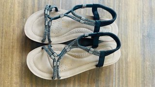 Sandalias planas con pedrería talla 38