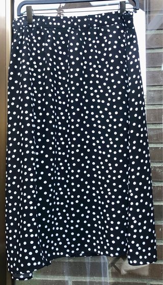 Rebajadísima Falda midi lunares botones