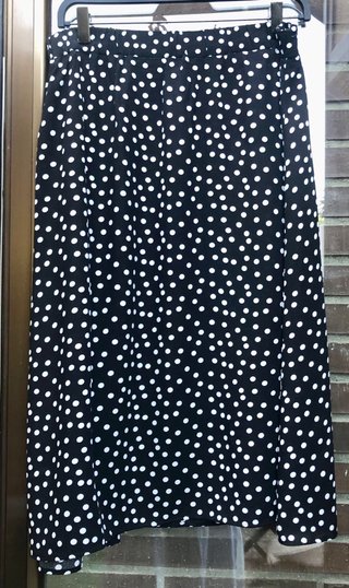 Rebajadísima Falda midi lunares botones