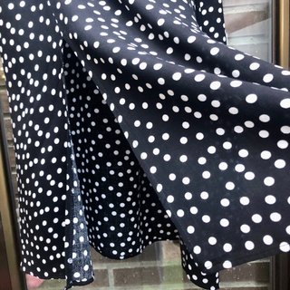 Rebajadísima Falda midi lunares botones