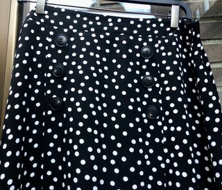 Rebajadísima Falda midi lunares botones
