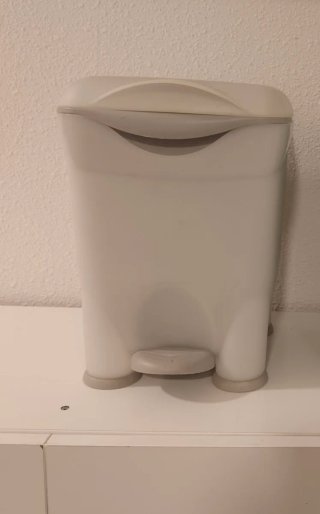Cubo de basura blanco y gris, 5€