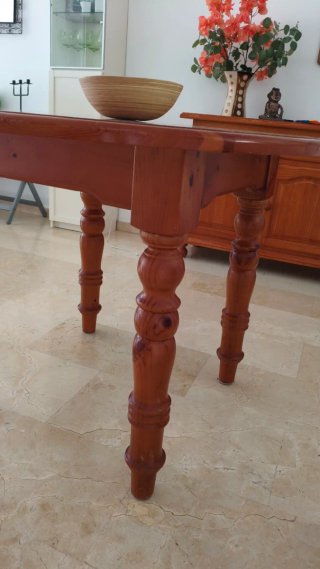 Mesa redonda de madera