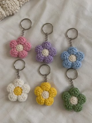 Llaveros de crochet florales