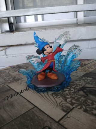 Figura Mickey Mago con olas de fondo