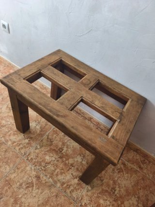 Mesita auxiliar de madera rústica