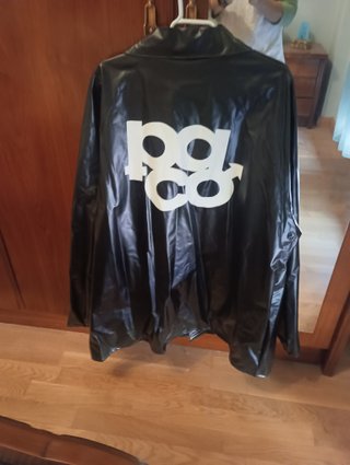 Chubasquero negro con logo PG&CO