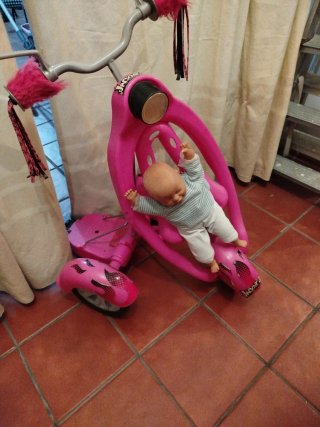 Patinete para muñecas rosa