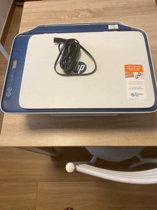 Impresora HP azul y blanca