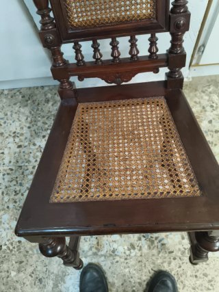 Silla antigua de madera y ratán