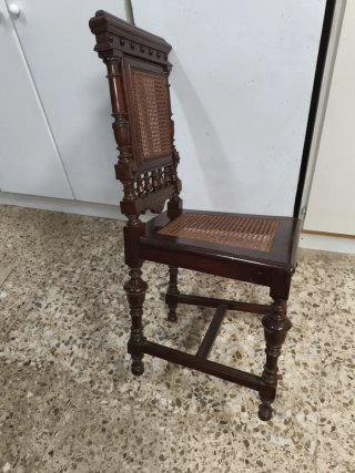 Silla antigua de madera y ratán
