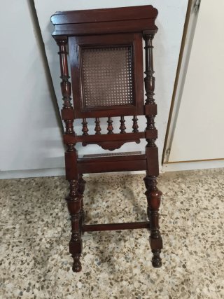 Silla antigua de madera y ratán
