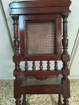 Silla antigua de madera y ratán